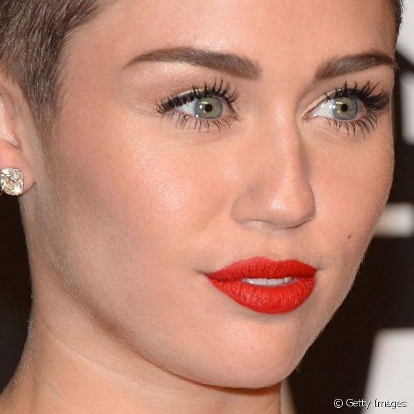 Com penteado inusitado e batom vermelho opaco, a cantora se apresentou no MTV Video Music Awards, em agosto de 2013